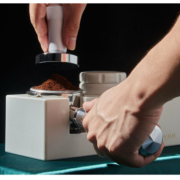 Stojan-na-utlacanie-espressa -drziakom-na-tamper-rozdelovac-biely_galeria Stojan na utláčenie espressa s držiakom na tamper a rozdeľovač, biely